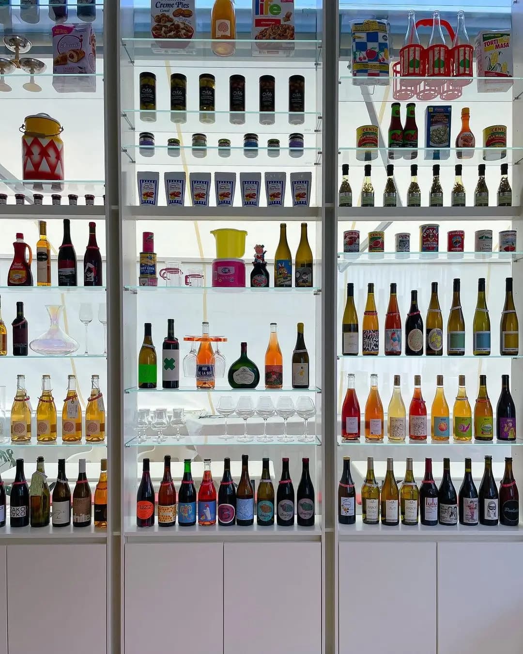 다양한 종류의 와인이 벽면에 진열되어있다.